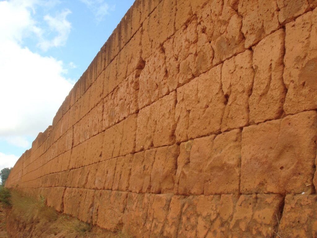 ancienne enceinte de pierre près de la colline royale d’Ambohimanga, lieu sacré de la culture malgache