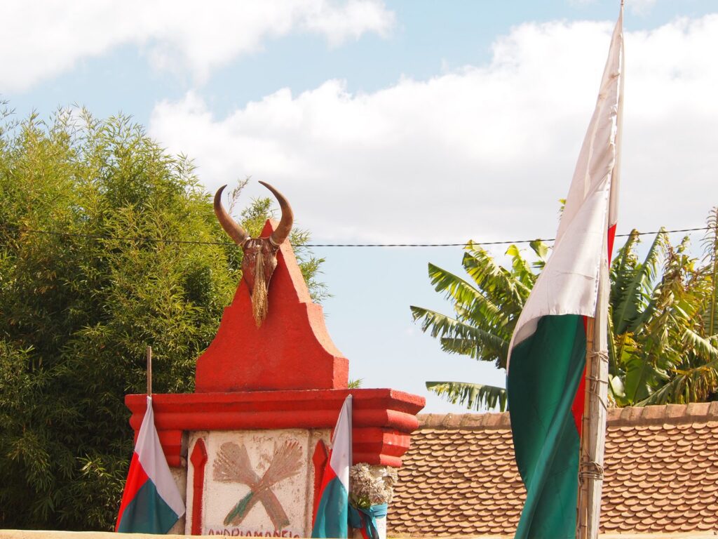 tombeau royal d’Andriamanelo à Alasora, lieu sacré orné d’un crâne de zébu