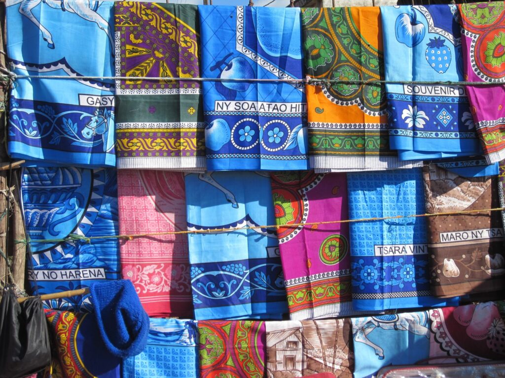 lambahoany imprimés sur un étal de marché, reflet de la culture et des traditions de Madagascar