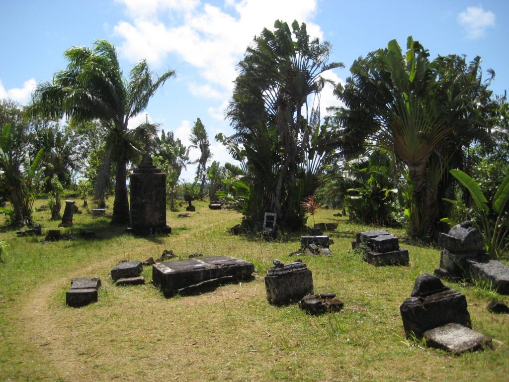tombes du cimetière des pirates, lieu de mémoire de la culture de Sainte-Marie