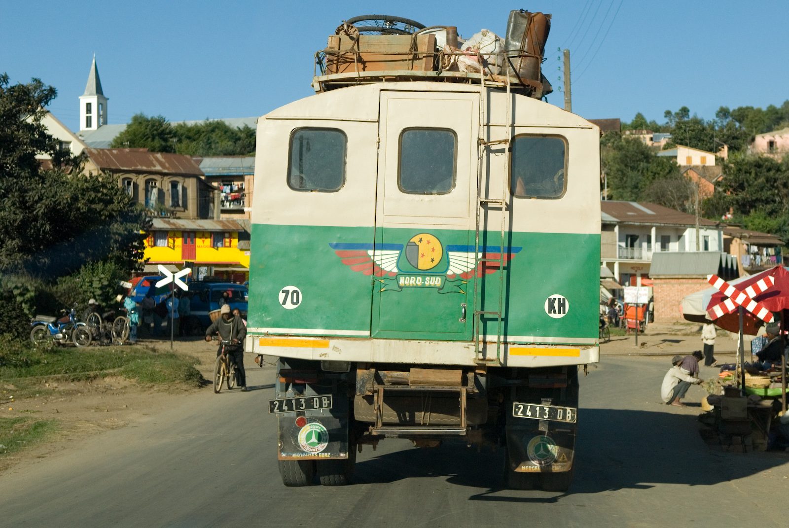 taxi-brousse chargé de bagages sur la RN7, l’un des moyens de se déplacer à Madagascar