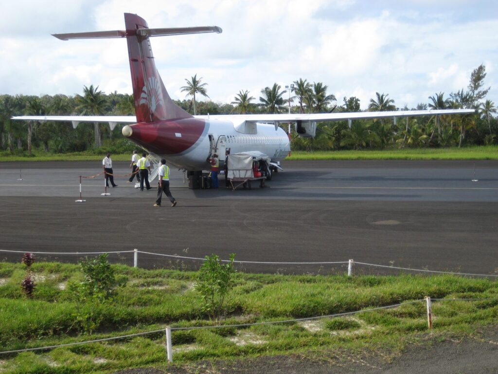 avion à hélices sur le tarmac de l’aéroport de Sainte-Marie, pour un vol intérieur à Madagascar