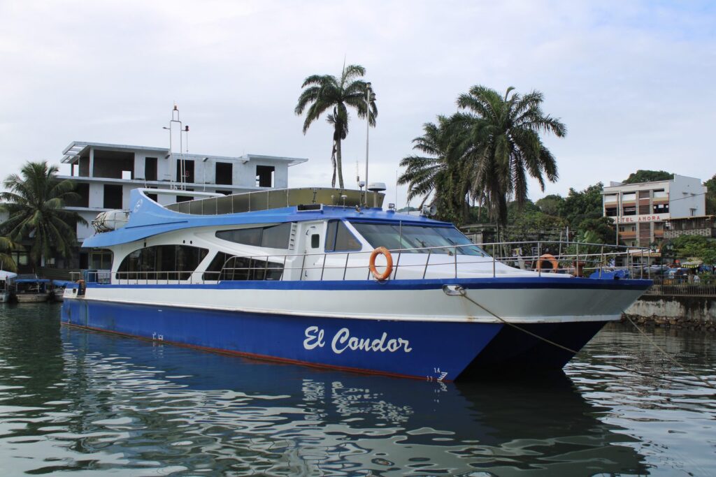 bateau de passagers amarré à l’île Sainte-Marie, pour se déplacer à Madagascar par la mer