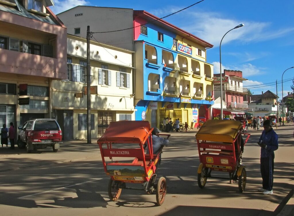 pousse-pousse colorés dans une rue d’Antsirabe, pour se déplacer en ville à Madagascar
