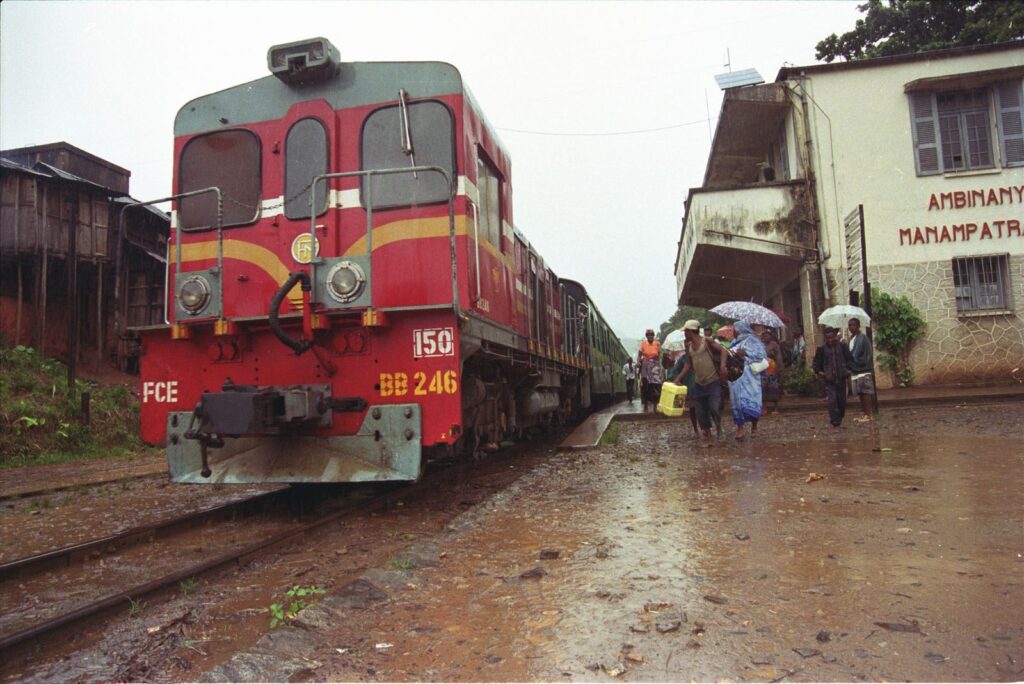 train Fianarantsoa–Côte Est en gare de Manampatrana, transport à Madagascar