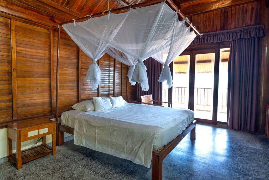 moustiquaire tendue au-dessus d’un lit, à prévoir pour un voyage à Madagascar en famille