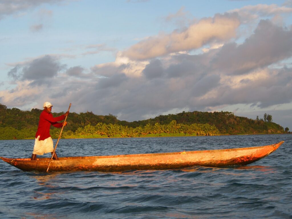 pirogue-taxi dans le lagon de Sainte-Marie, comme celles qui traversent vers l’île aux Nattes