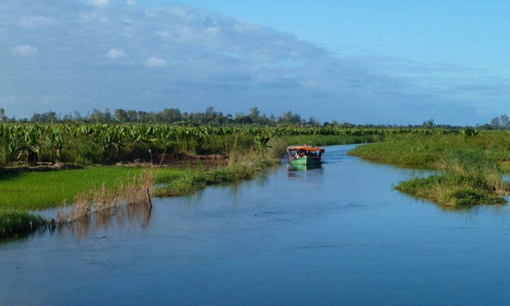 bateau sur le canal des Pangalanes, la voie d’eau qui mène au Palmarium