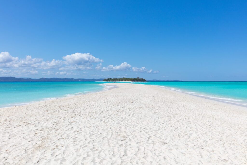 banc de sable et lagon de Nosy Iranja, île autour de Madagascar près de Nosy Be