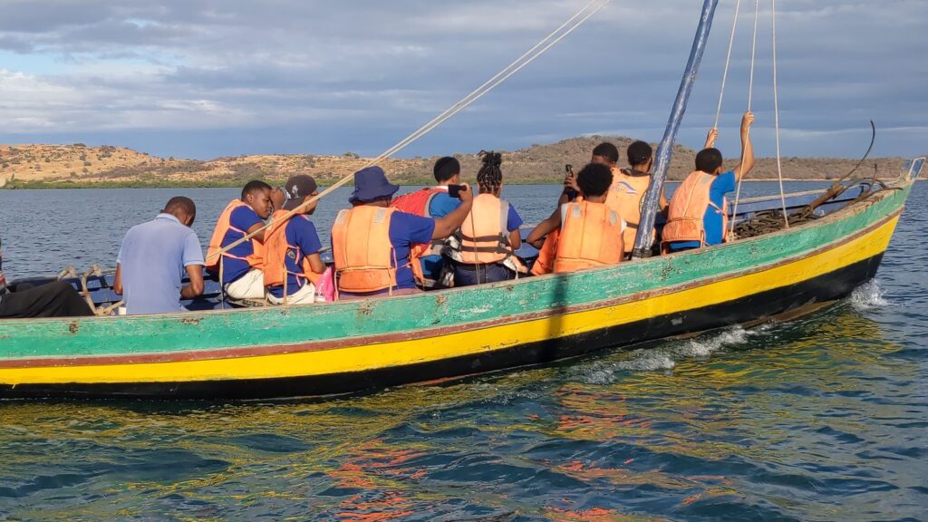 bateau en route vers Nosy Hara, îlots protégés au large du nord de Madagascar