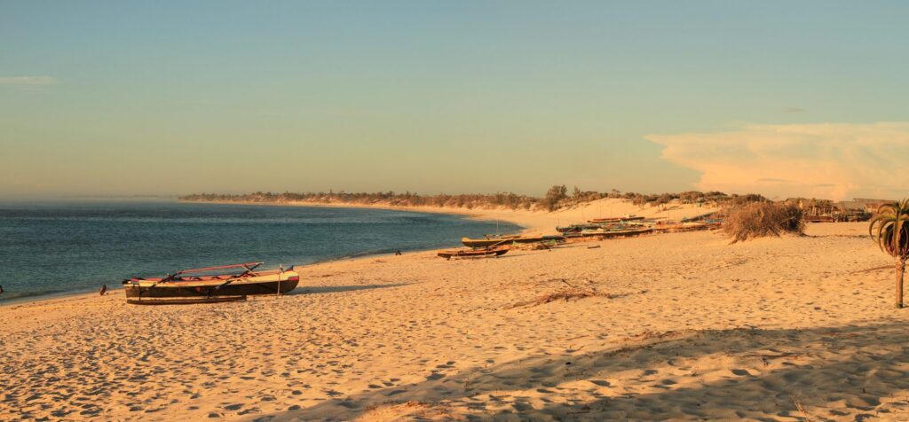 pirogues sur la plage d’Ambola, au sud-ouest de Madagascar, côté lagons