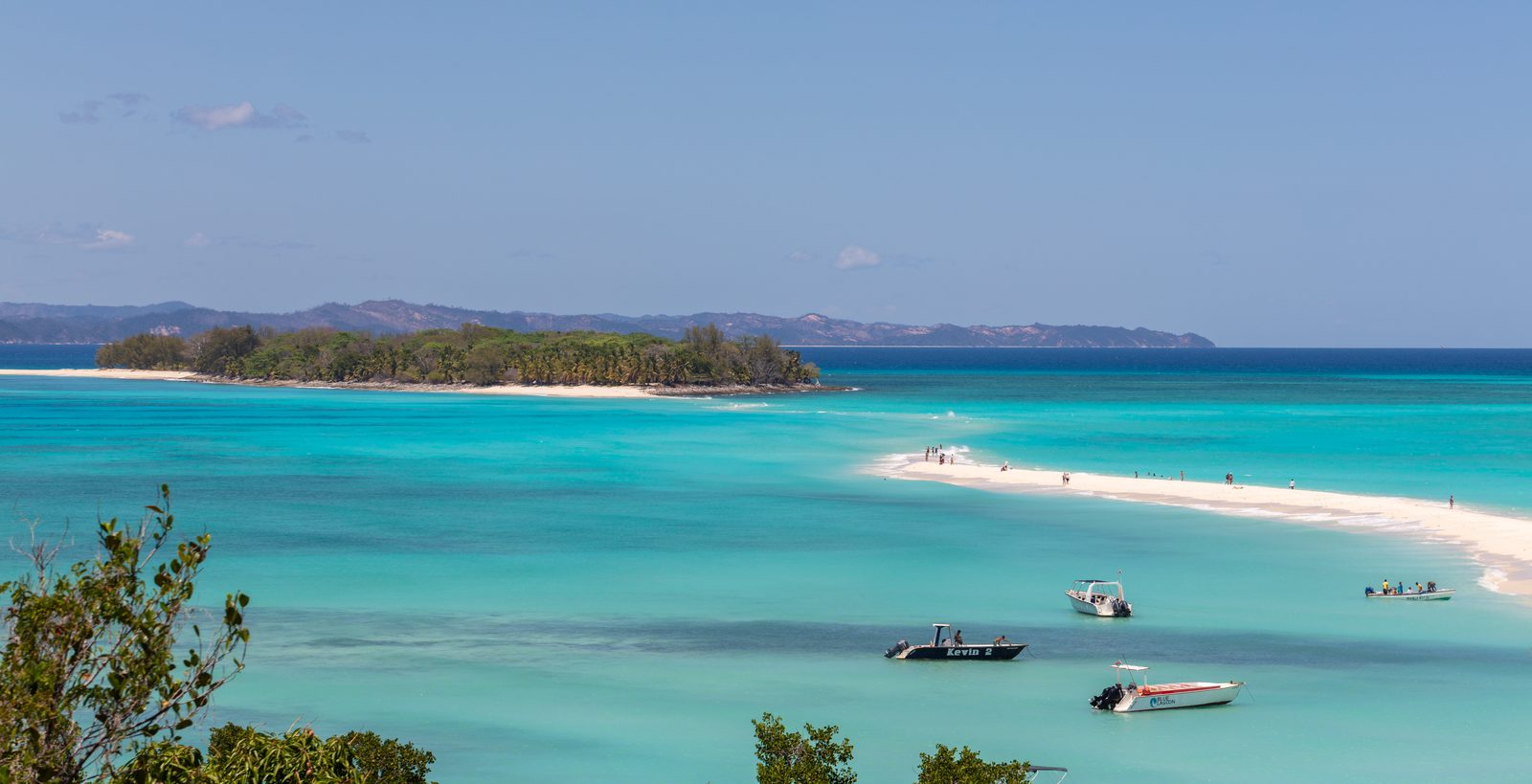 banc de sable reliant les deux îlots de Nosy Iranja, plage paradisiaque de Madagascar