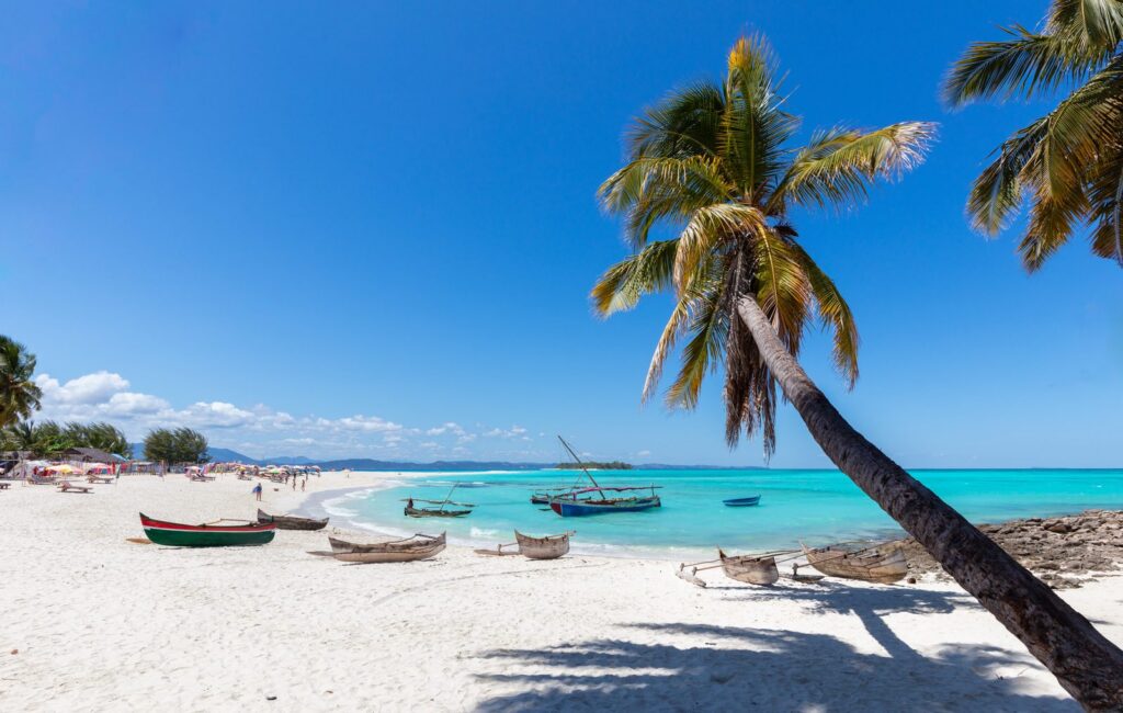 plage de sable blanc et pirogues sur Nosy Iranja, au sud de Nosy Be