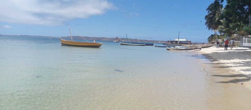 bateaux au mouillage à Ramena, point de départ vers la mer d’Émeraude
