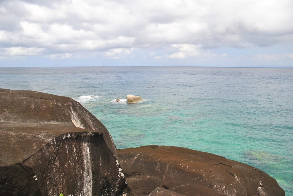 rochers et eau turquoise à Coco Bay, au nord de l’île Sainte-Marie