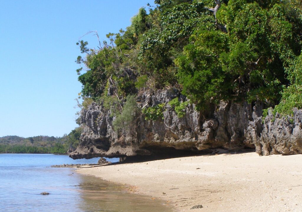 crique au pied des falaises calcaires d’Anjajavy, sur la côte ouest