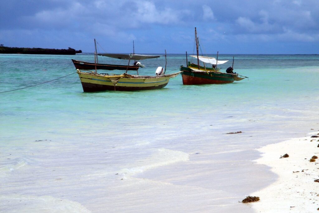 bateaux sur l’eau turquoise de la mer d’Émeraude, dans le nord de Madagascar