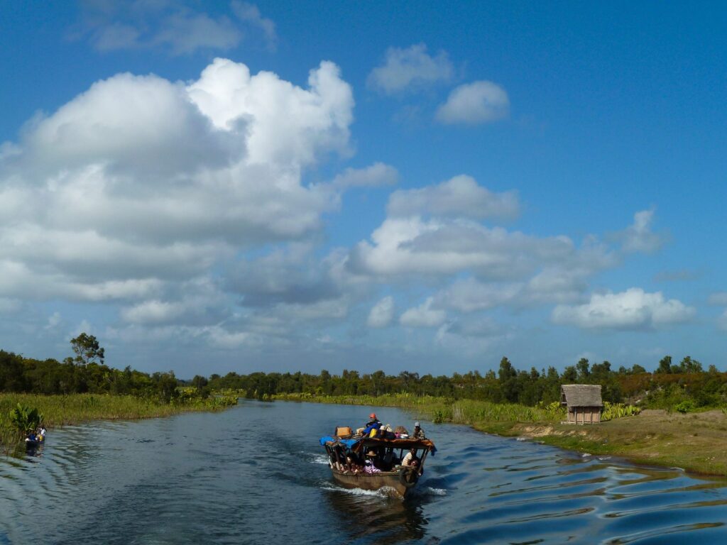 bateau de passagers sur le canal des Pangalanes, entre Mananjary et Nosy Varika