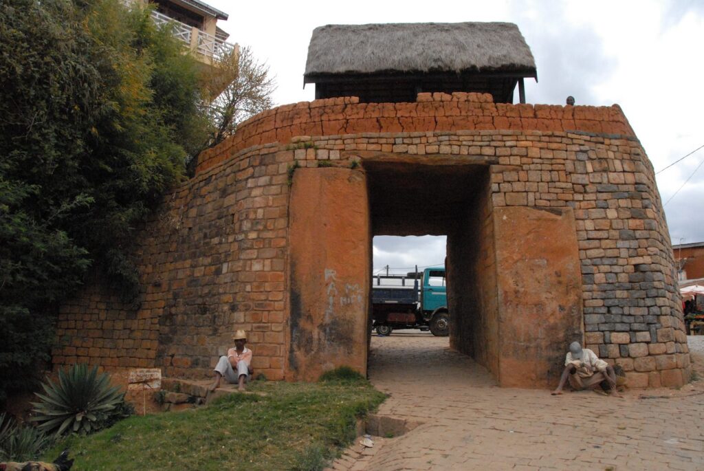 porte de pierre à l’entrée du village royal d’Ambohimanga, près d’Antananarivo