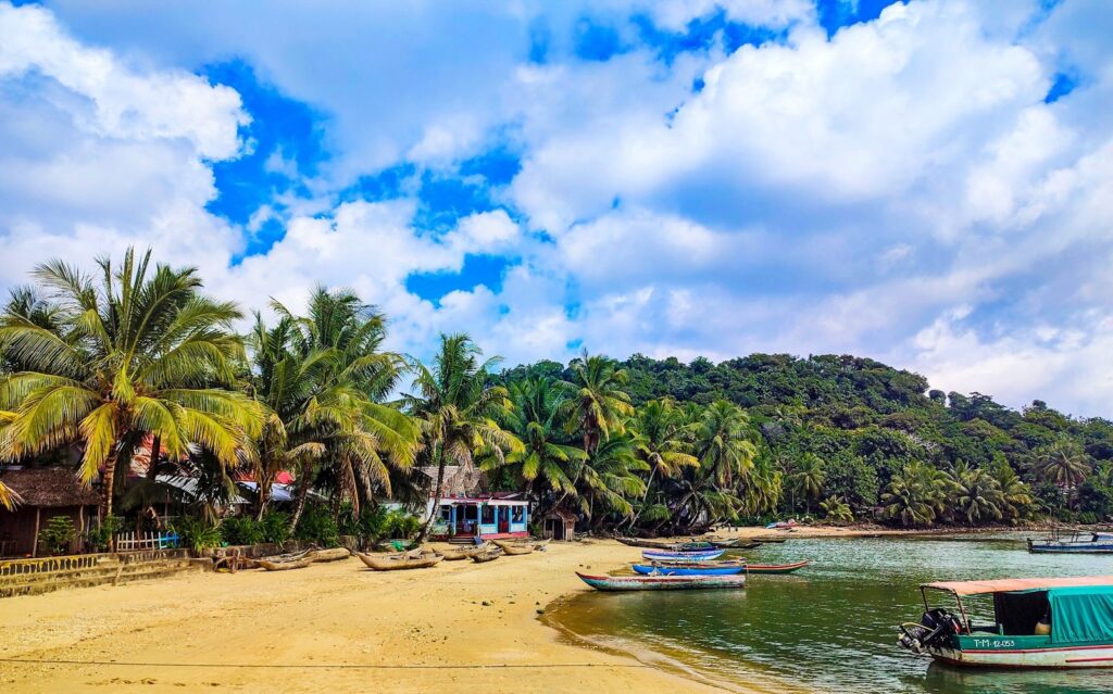 bateaux au bord du lagon de Sainte-Marie, océan Indien sur la côte est de Madagascar