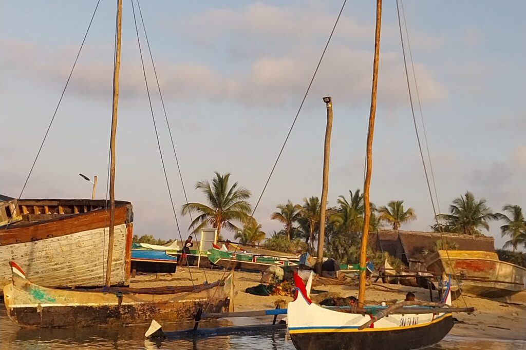 pirogues à balancier sur la plage de Morondava, au bord du canal du Mozambique
