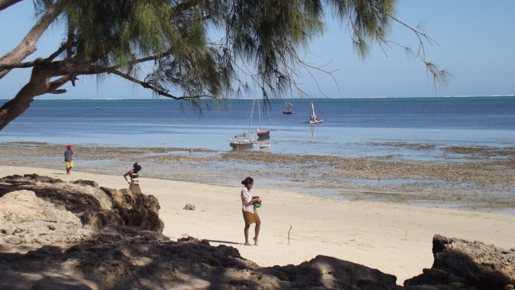 plage d’Ifaty à marée basse, lagon et récif découverts sur la côte sud-ouest
