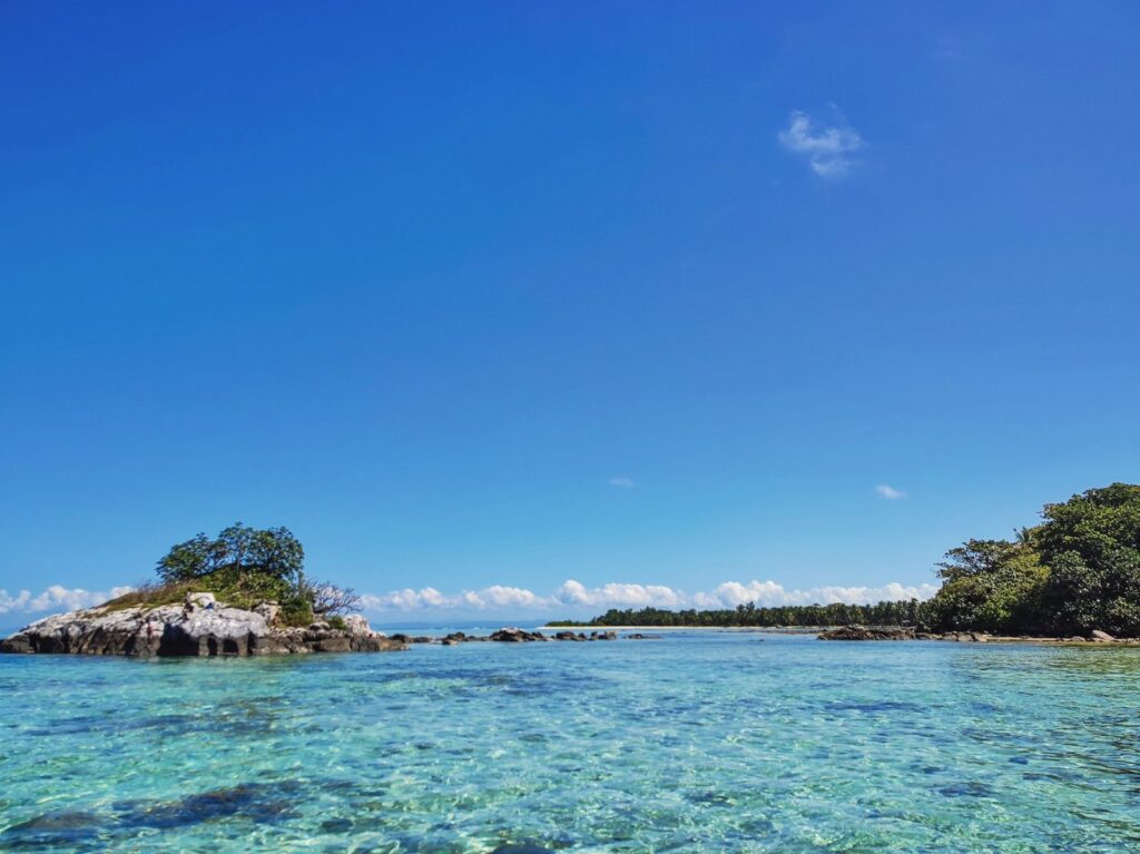 lagon turquoise et îlot rocheux près de l’île aux Nattes, à Sainte-Marie