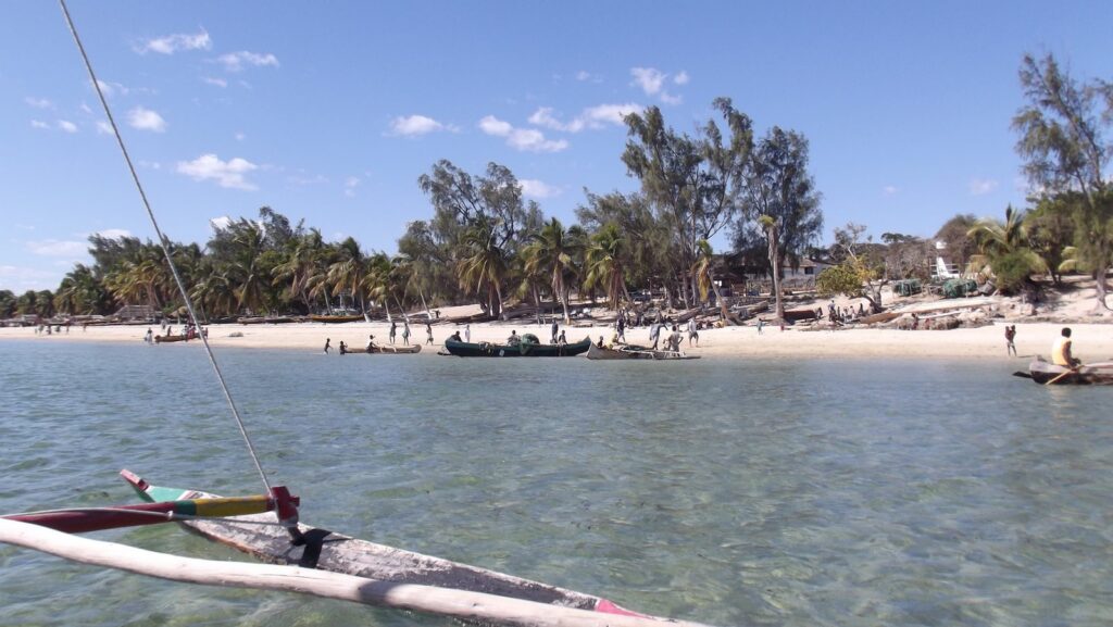 pirogues posées sur le sable d’Ifaty, sur la côte ouest bordée par le canal du Mozambique