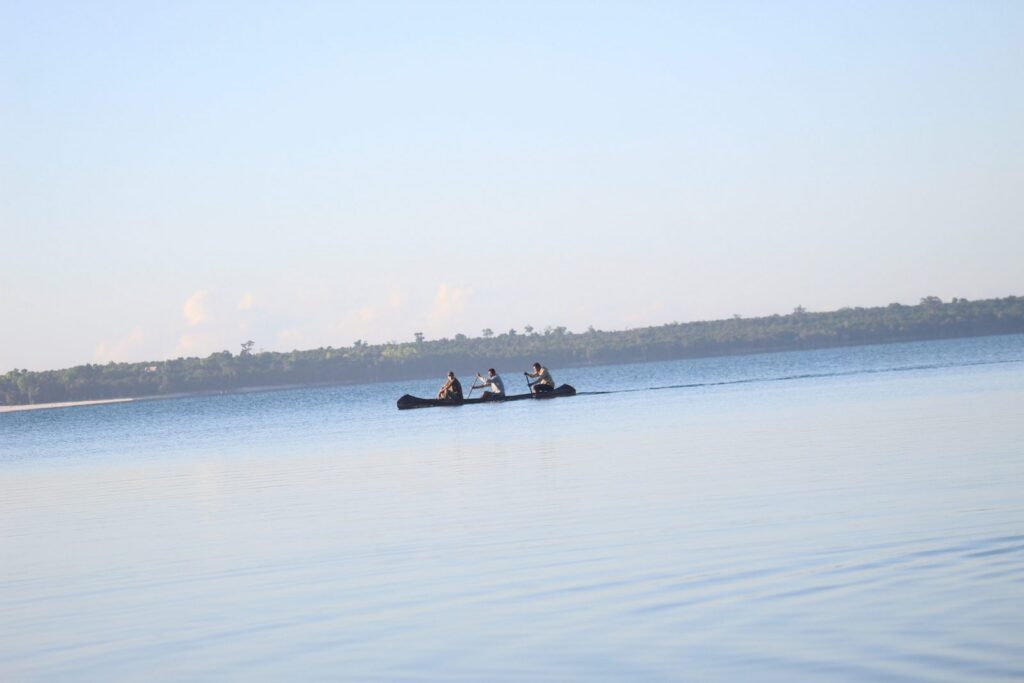 pirogue sur le canal des Pangalanes à Manambato, étape de l’itinéraire est de 15 jours à Madagascar
