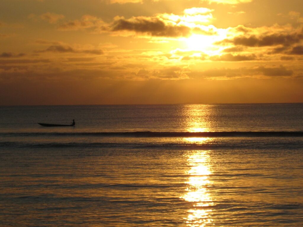 coucher de soleil sur l’île Sainte-Marie, dernière étape d’un voyage de deux semaines à Madagascar