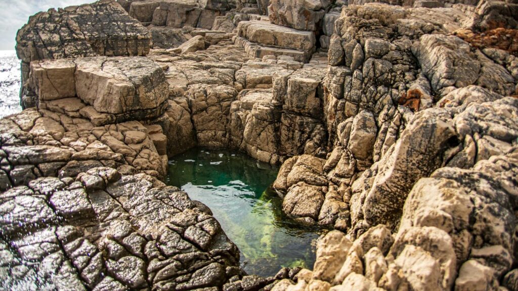 piscine naturelle d’eau claire entre les rochers, idéale pour débuter en masque et tuba