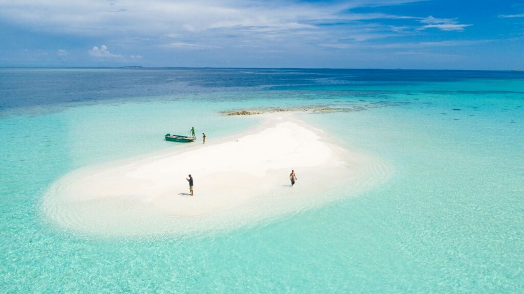 banc de sable blanc au milieu d’une eau turquoise, décor des sorties masque et tuba en bateau