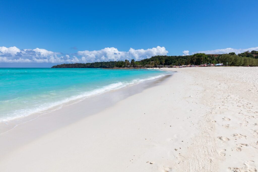plage de sable blanc de Nosy Iranja, site de ponte des tortues de mer à Madagascar