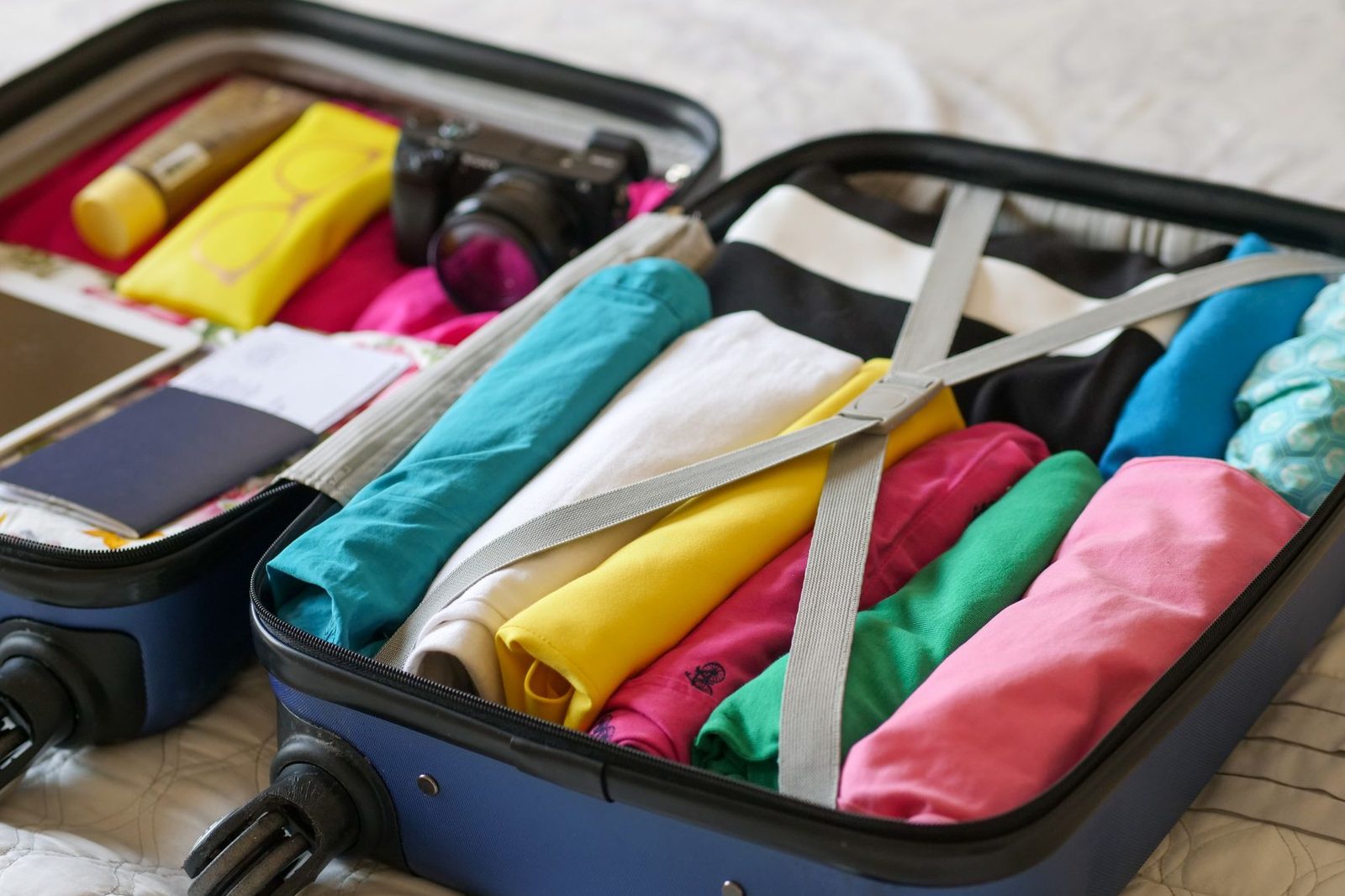 valise ouverte avec vêtements roulés, l’essentiel de ce qu’il faut mettre dans sa valise pour Madagascar