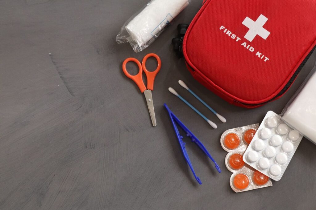 trousse de premiers secours avec pansements et médicaments, à emporter à Madagascar