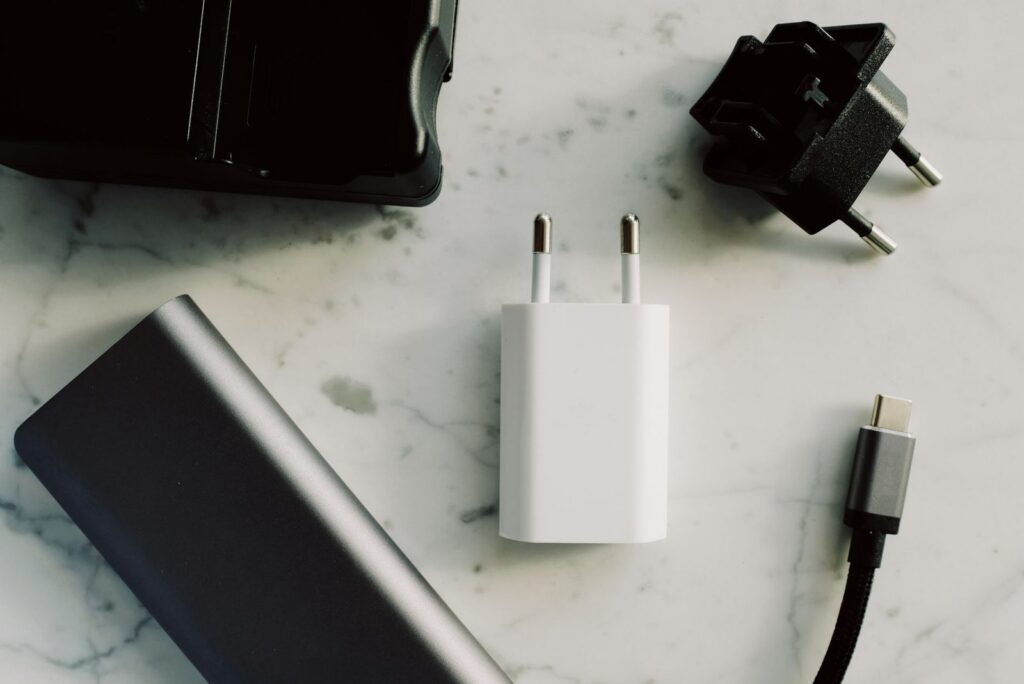 adaptateur de prise, chargeur et batterie externe, à mettre dans sa valise pour Madagascar