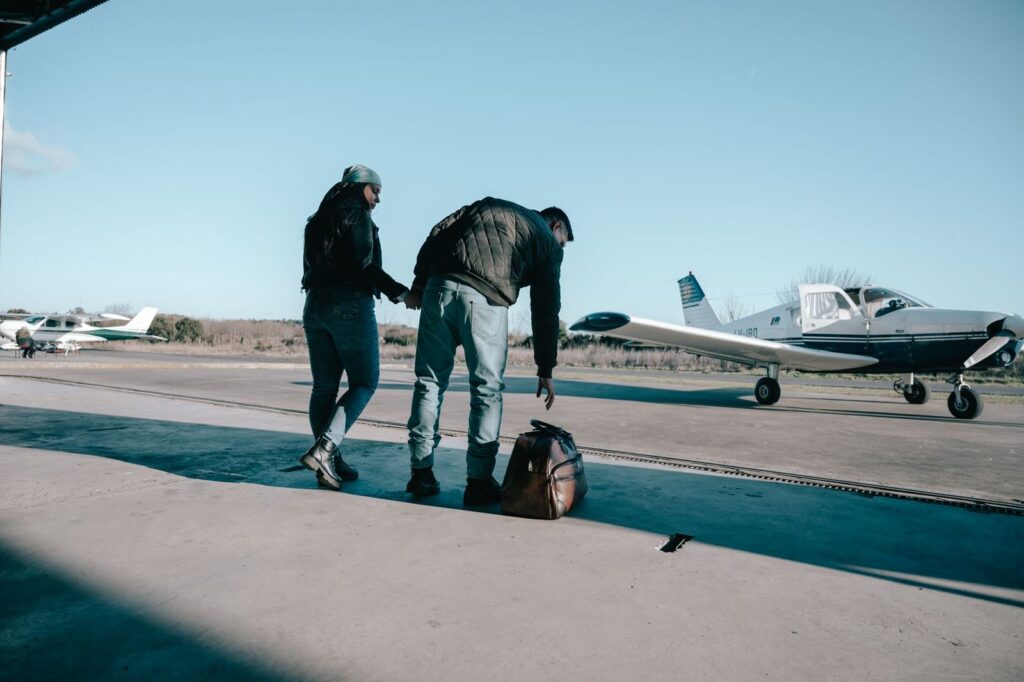 sac de voyage souple au pied d’un petit avion, format adapté aux vols intérieurs